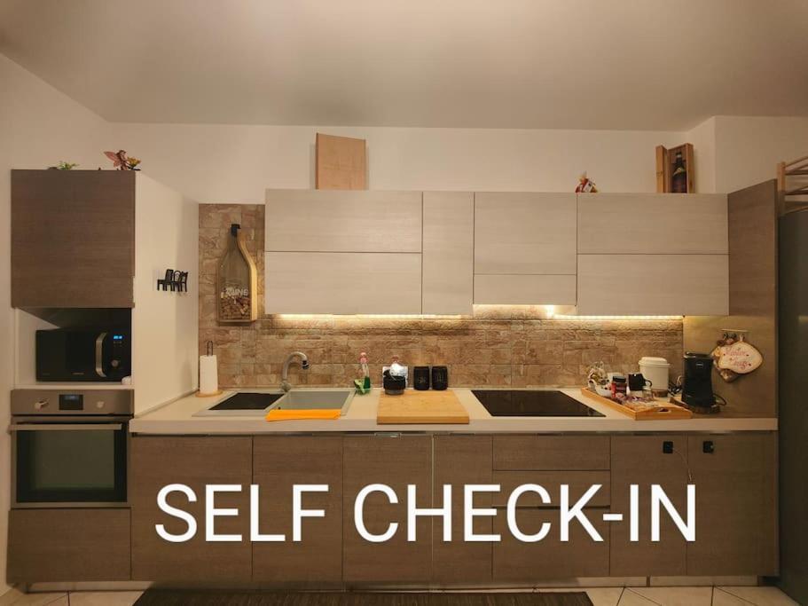 "Come A Casa" - Appartamento Gigi - Self Check In - Ospedale Humanitas - Forum Assago - Tram15 Rozzano Kültér fotó